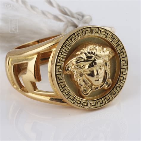 Anillos de Versace .